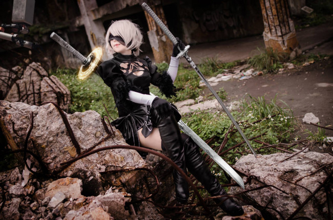 Обои картинки фото девушки, -unsort , девушки с оружием, развалины, андроид, 2в, девушка, мечи, shimotsuki