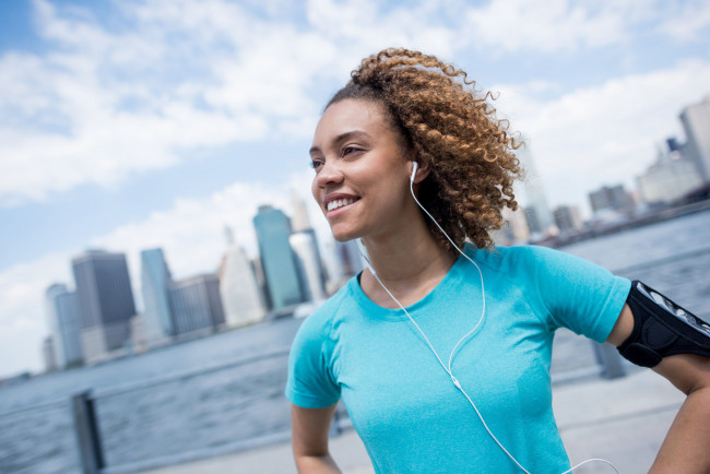 Обои картинки фото девушки, -unsort , темнокожие, наушники, улыбка, город, футболка