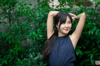 Картинка девушки -+азиатки брюнетка кусты