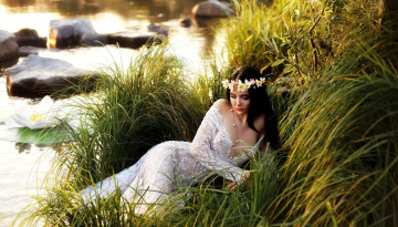 Картинка девушки -+брюнетки +шатенки брюнетка озеро платье венок трава камни