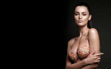 Картинка девушки catrinel+menghia модель брюнетка белье