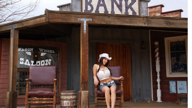 Обои картинки фото девушки, denise milani, шатенка, шляпа, топ, юбка, кресла, банк