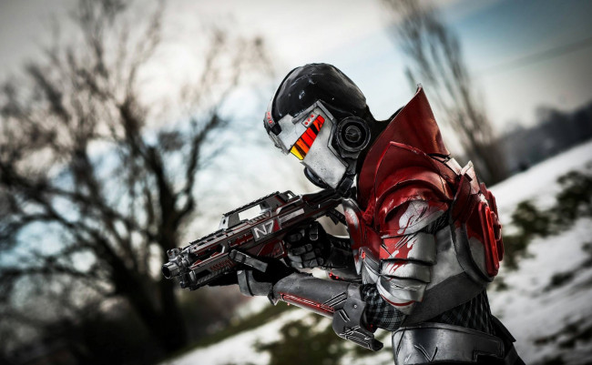 Обои картинки фото мужчины, - креатив,  косплей, костюм, оружие, зима