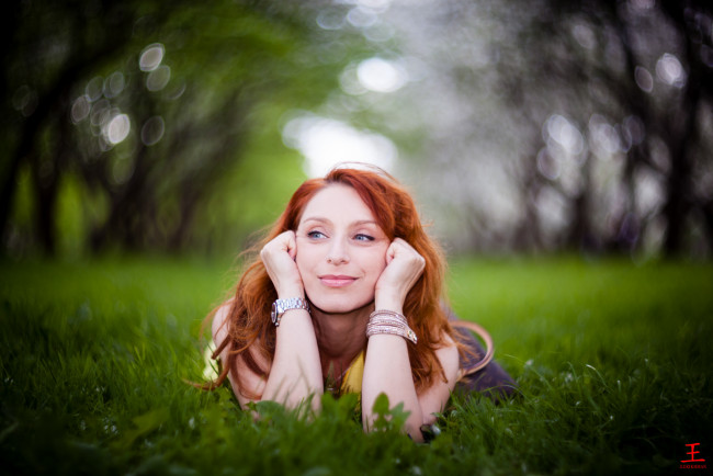 Обои картинки фото девушки, - рыжеволосые и разноцветные, рыжая, трава