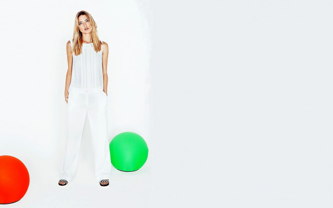 Обои картинки фото девушки, martha hunt, модель, блондинка, топ, брюки, мячи