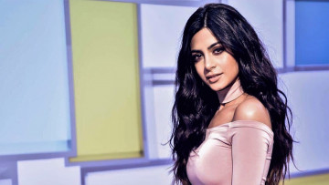 Картинка emeraude+toubia девушки брюнетка лицо наряд