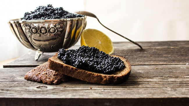 Обои картинки фото еда, икра, лимон, хлеб, черная, деликатес