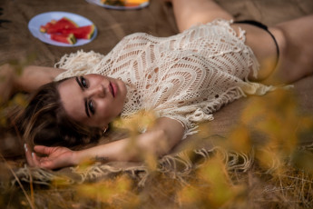 обоя девушка - girl, девушки, - брюнетки,  шатенки, девушка, женщина, брюнетка, темноволосая, сексуальная, модель, звезда, позирует, разная, обувь, верхняя, стильная, одежда, нижнее, эротическое, бельё, трусы, лифчик, колготки, чулки, аксессуары, макияж, и, множество, элементов, на, фотографии