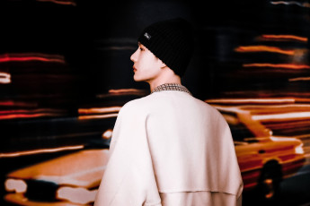 Картинка мужчины wang+yi+bo актер шапка пальто