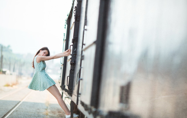 Обои картинки фото девушки, - азиатки, азиатки, женщины, модель, длинные, волосы, брюнетка, глубина, резкости, мини, платье, синее, восхождение, поезд, железная, дорога