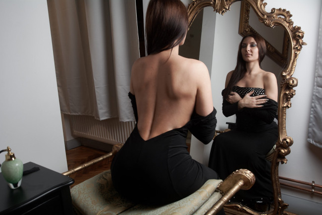 Обои картинки фото девушка - girl, девушки, - брюнетки,  шатенки, девушка, женщина, шатенка, темноволосая, сексуальная, модель, звезда, позирует, разная, обувь, верхняя, стильная, одежда, нижнее, эротическое, бельё, трусы, лифчик, колготки, чулки, аксессуары, макияж, и, множество, элементов, на, фотографии