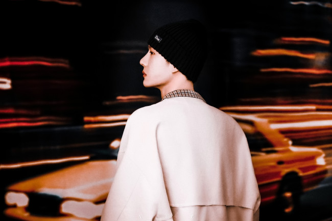 Обои картинки фото мужчины, wang yi bo, актер, шапка, пальто