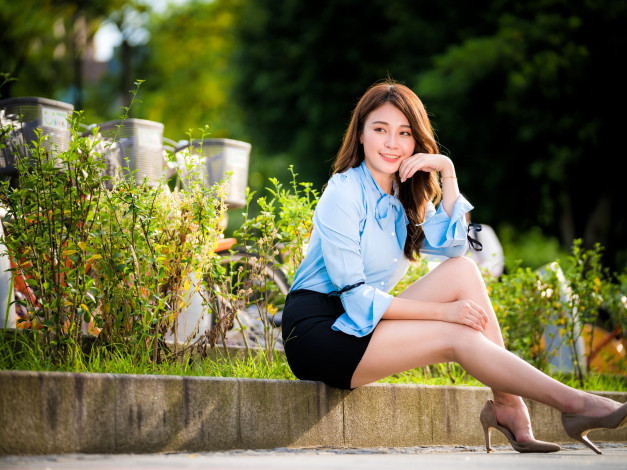 Обои картинки фото девушки, - азиатки, шатенка, блузка, юбка, бордюр, кусты