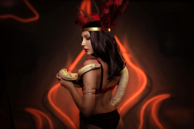 Обои картинки фото ladybell, девушки, - креатив,  косплей, образ, косплей, костюм, белье, змея, перья