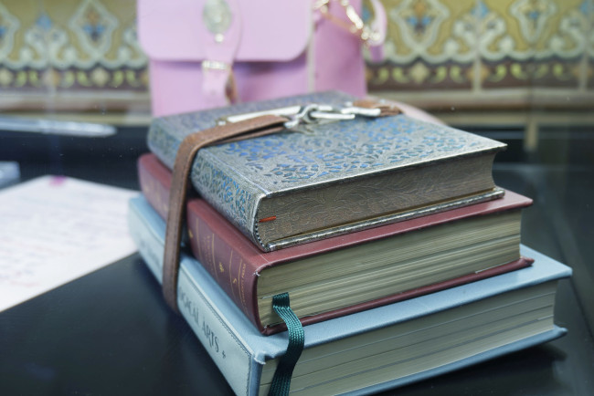 Обои картинки фото разное, канцелярия,  книги, книги