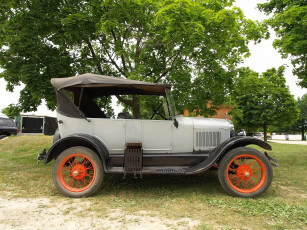 Картинка автомобили выставки уличные фото