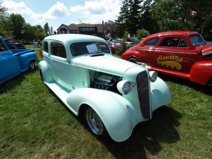 Картинка автомобили выставки уличные фото