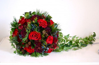 Картинка цветы букеты композиции шар розы плющ