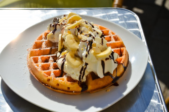 Картинка еда мороженое десерты сливки банан вафля