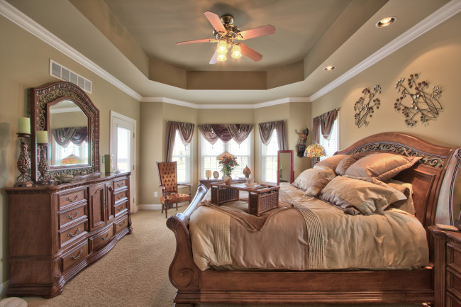 Обои картинки фото интерьер, спальня, подушки, комод, кровать