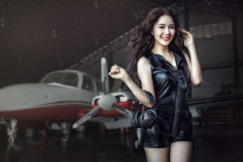 Картинка девушки -unsort+ азиатки фигура лицо улыбка жест наушники