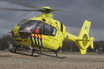 Картинка eurocopter+ec-135 авиация вертолёты взлёт вертолёт площадка