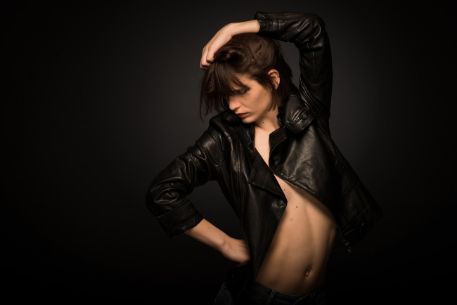 Обои картинки фото девушки, -unsort , брюнетки,  шатенки, взгляд, лицо, поза, жест