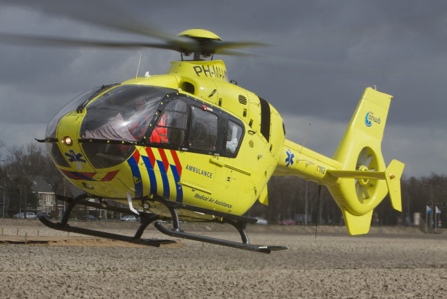 Обои картинки фото eurocopter ec-135, авиация, вертолёты, взлёт, вертолёт, площадка