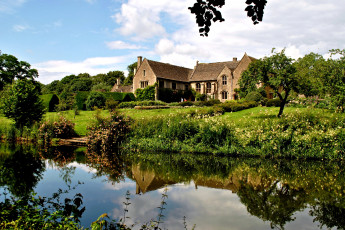 Картинка города -+пейзажи англия atworth дом особняк трава кусты деревья зелень пруд вода отражение
