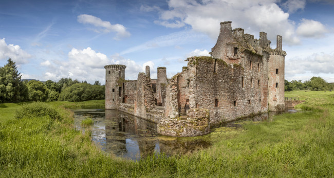 Обои картинки фото caerlaverock castle, города, - дворцы,  замки,  крепости, замок, стены, башни