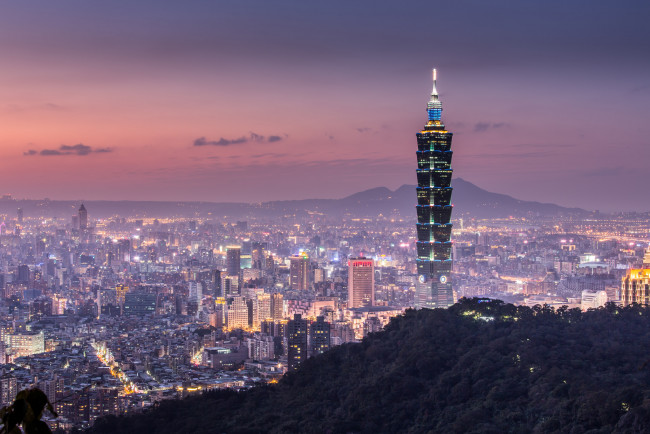 Обои картинки фото города, тайбэй , тайвань,  китай, панорама, рассвет, туман, город, огни