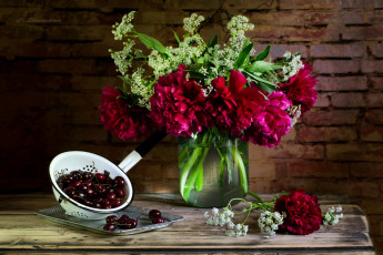 Картинка еда натюрморт вишня пионы букет