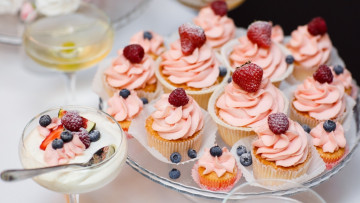 Картинка еда пирожные +кексы +печенье клубника капкейки кексы