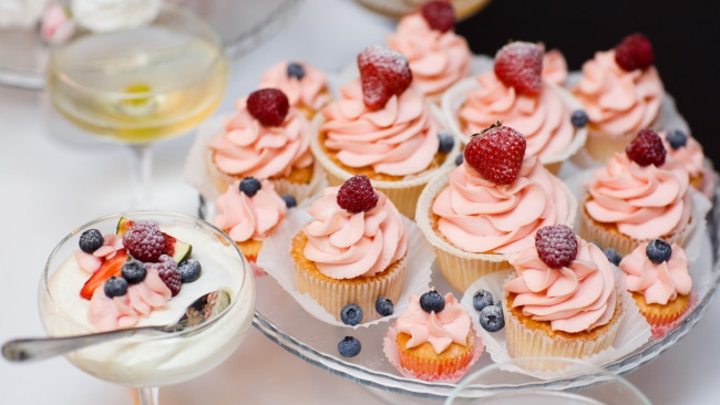 Обои картинки фото еда, пирожные,  кексы,  печенье, клубника, капкейки, кексы