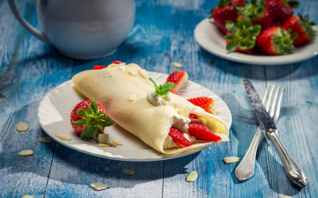 Обои картинки фото еда, блины,  оладьи, клубника, миндаль, блинчик