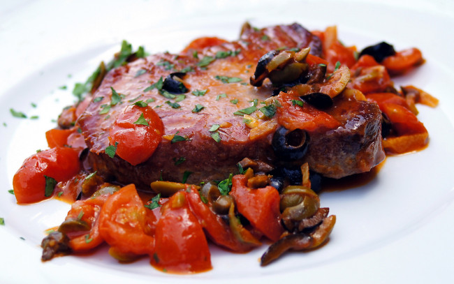 Обои картинки фото еда, мясные блюда, маслины, помидоры, стейк