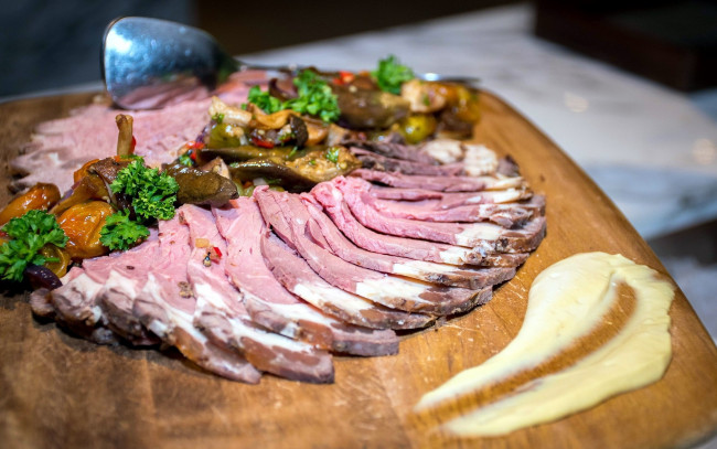 Обои картинки фото еда, мясные блюда, овощи, буженина