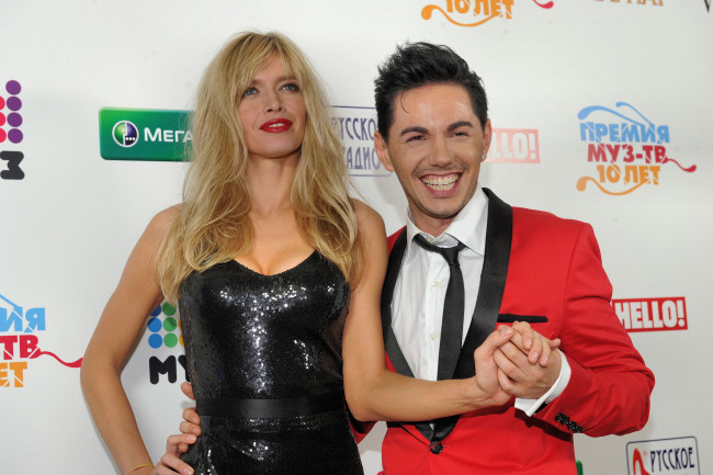 Обои картинки фото музыка, вера брежнева, певица, улыбка, женщина, мужчина