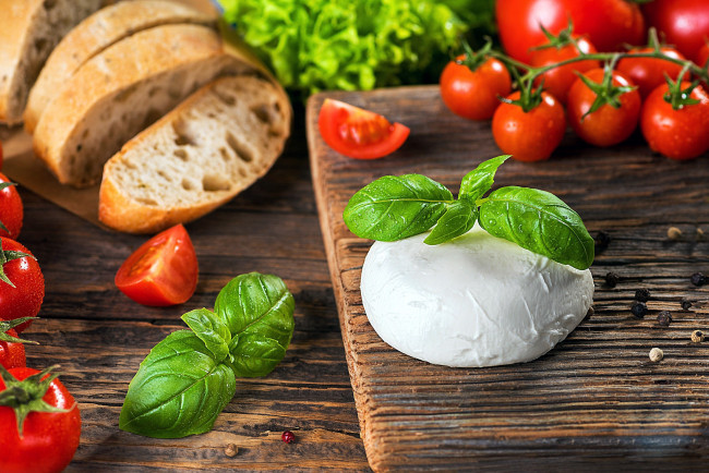Обои картинки фото еда, разное, базилик, моцарелла, хлеб, помидоры, томаты
