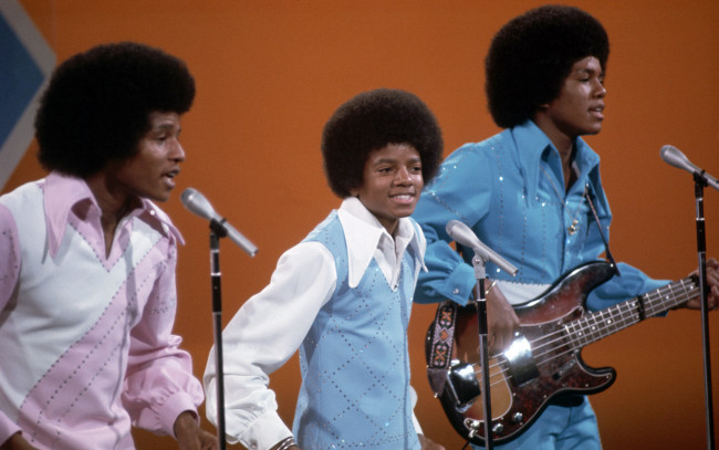 Обои картинки фото музыка, michael jackson, гитара, семья, джексон