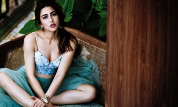 Картинка девушки sara+ali+khan брюнетка топ юбка украшения кресло