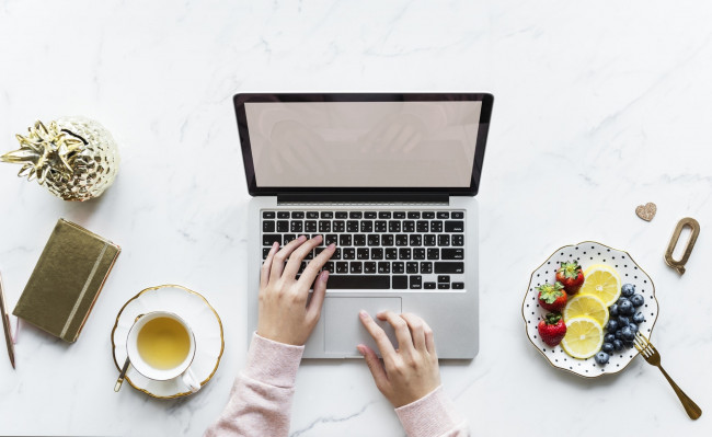 Обои картинки фото разное, руки,  ноги, завтрак, ноутбук, работа