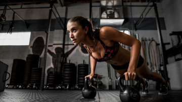 Картинка спорт фитнес девушка гири спортзал