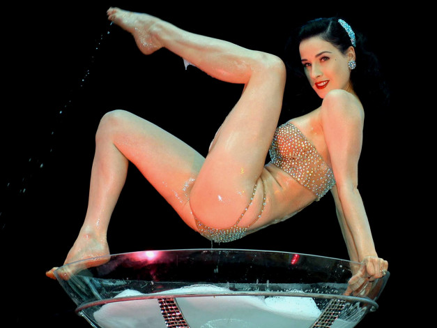 Обои картинки фото девушки, dita von teese, брюнетка, купальник, бокал