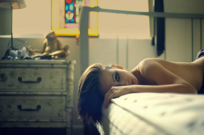 Обои картинки фото девушки, - брюнетки,  шатенки, шатенка, кровать, тумбочка