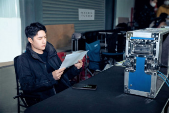 Картинка мужчины wang+yi+bo актер бумаги телефон