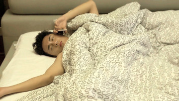 Картинка мужчины ji+li актер телефон постель