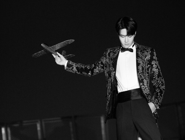 Обои картинки фото мужчины, wang yi bo, актер, самолетик