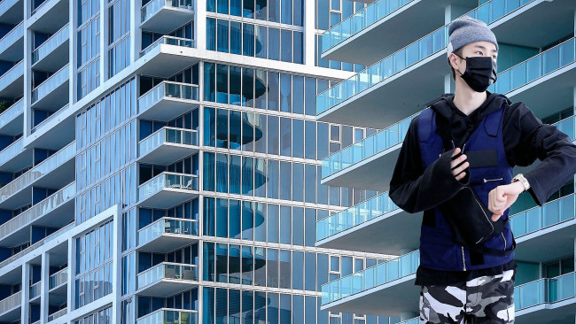 Обои картинки фото мужчины, wang yi bo, актер, певец, шапка, часы, маска, куртка