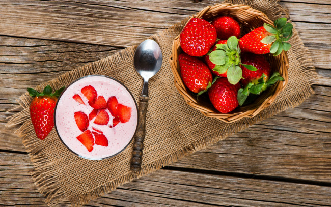 Обои картинки фото еда, клубника,  земляника, корзинка, десерт